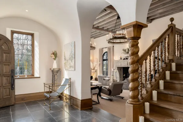 a view of entryway with livingroom and furniture