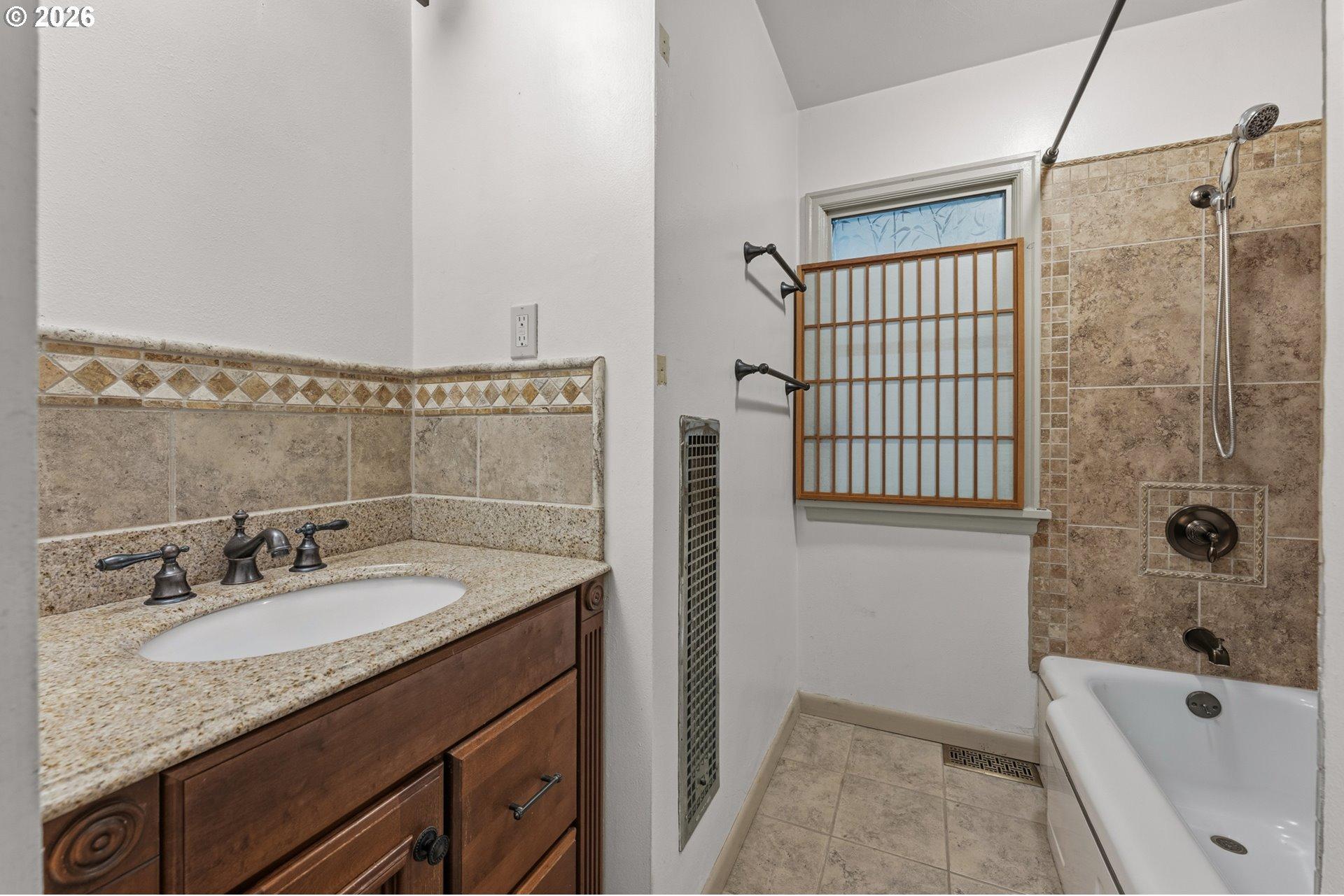 7526 Southwest Capitol Hill Road Portland, OR 97219 - Photo 16 of 27 Gallery Image 16
