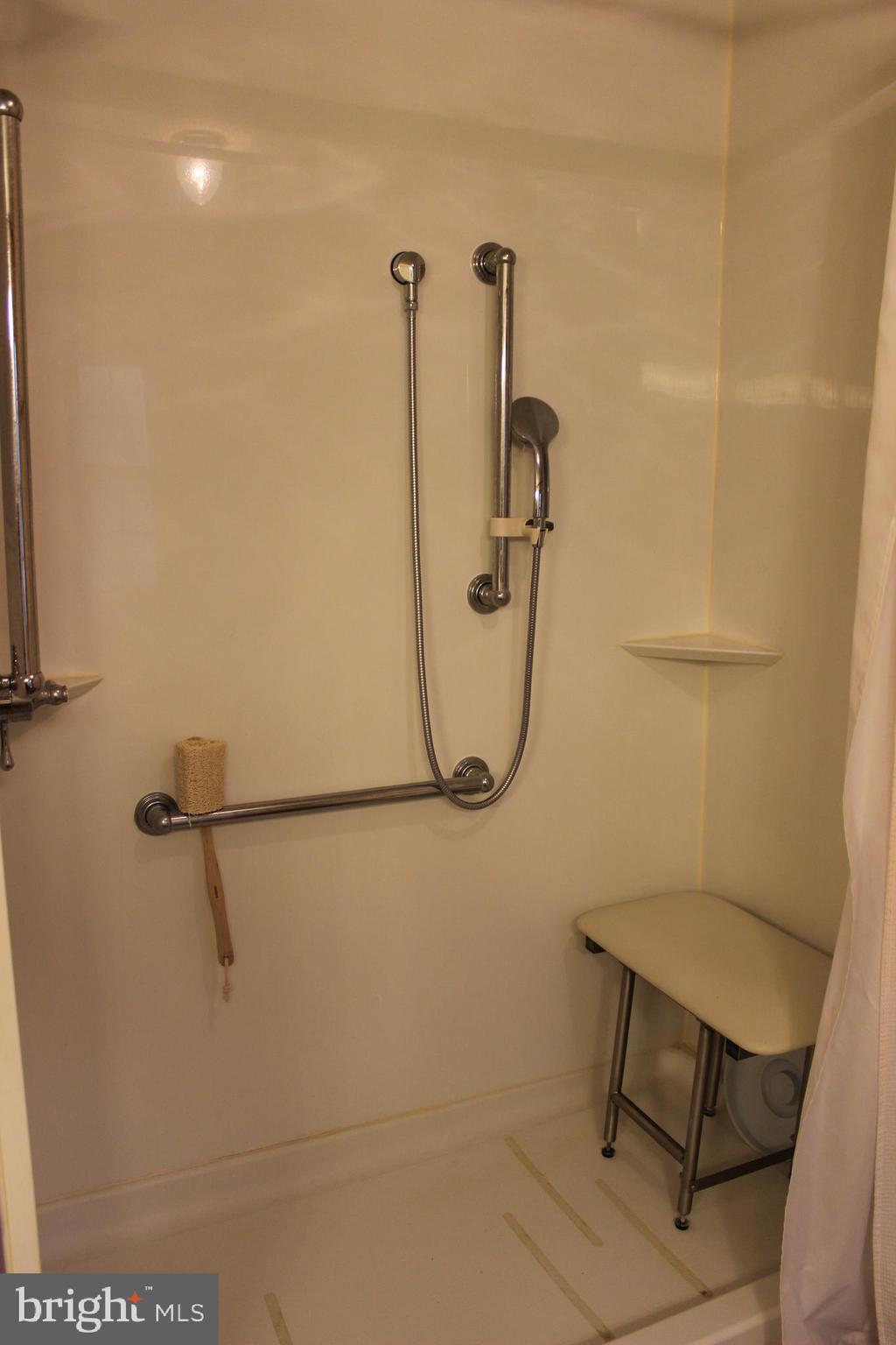 90 Knight Road, Unit 48 Gettysburg, PA 17325 - Photo 15 of 23 Master Bath