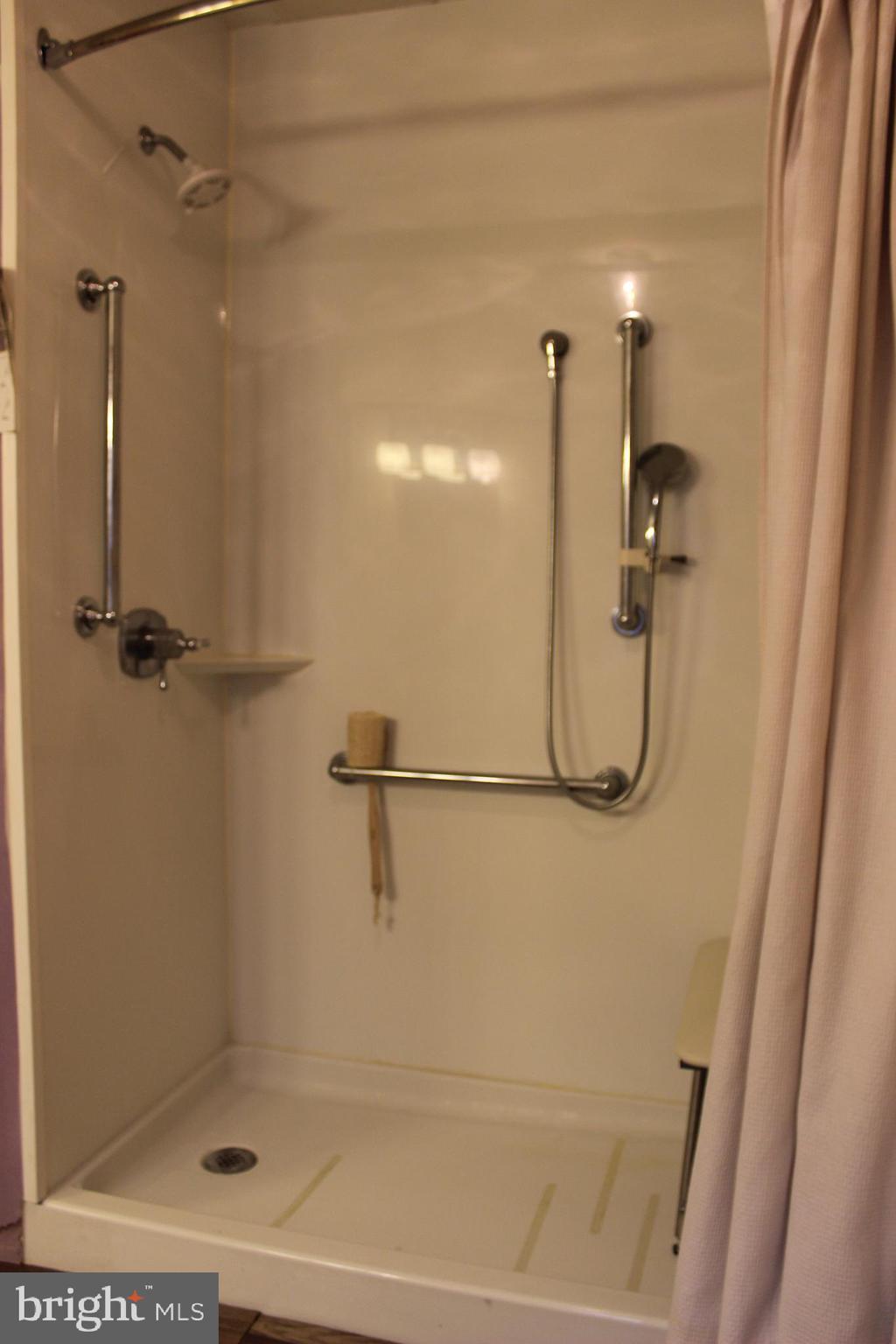 90 Knight Road, Unit 48 Gettysburg, PA 17325 - Photo 16 of 23 Master Bath