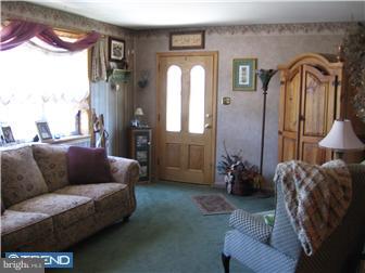 9943 Woodfern Road Philadelphia, PA 19115 - Photo 3 of 12 Living Room
