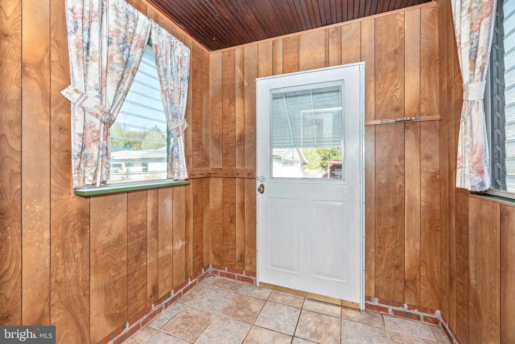 9250 Rocky Ridge Road Rocky Ridge, MD 21778 - Photo 19 of 67 Mudroom