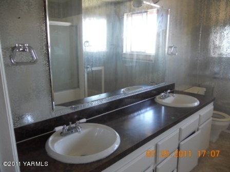 715 Meadowbrook Road Yakima, WA 98903 - Photo 4 of 7 a bathroom with a sink and a mirror