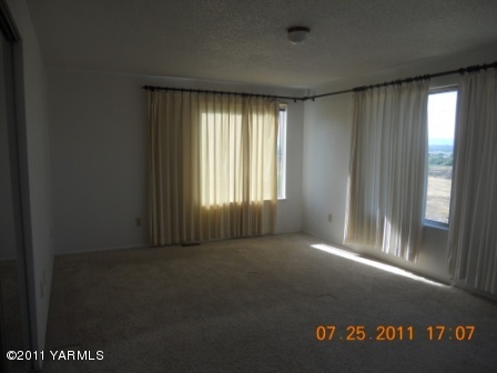 715 Meadowbrook Road Yakima, WA 98903 - Photo 5 of 7 a view of an empty room with a window