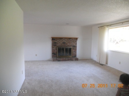 715 Meadowbrook Road Yakima, WA 98903 - Photo 7 of 7 a view of empty room with a fireplace