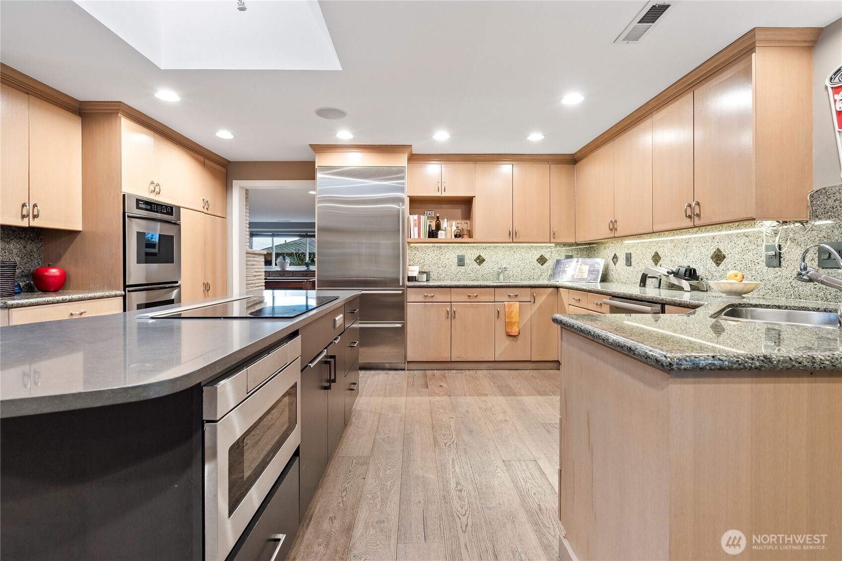 9829 Hilltop Road Bellevue, WA 98004 - Photo 11 of 39