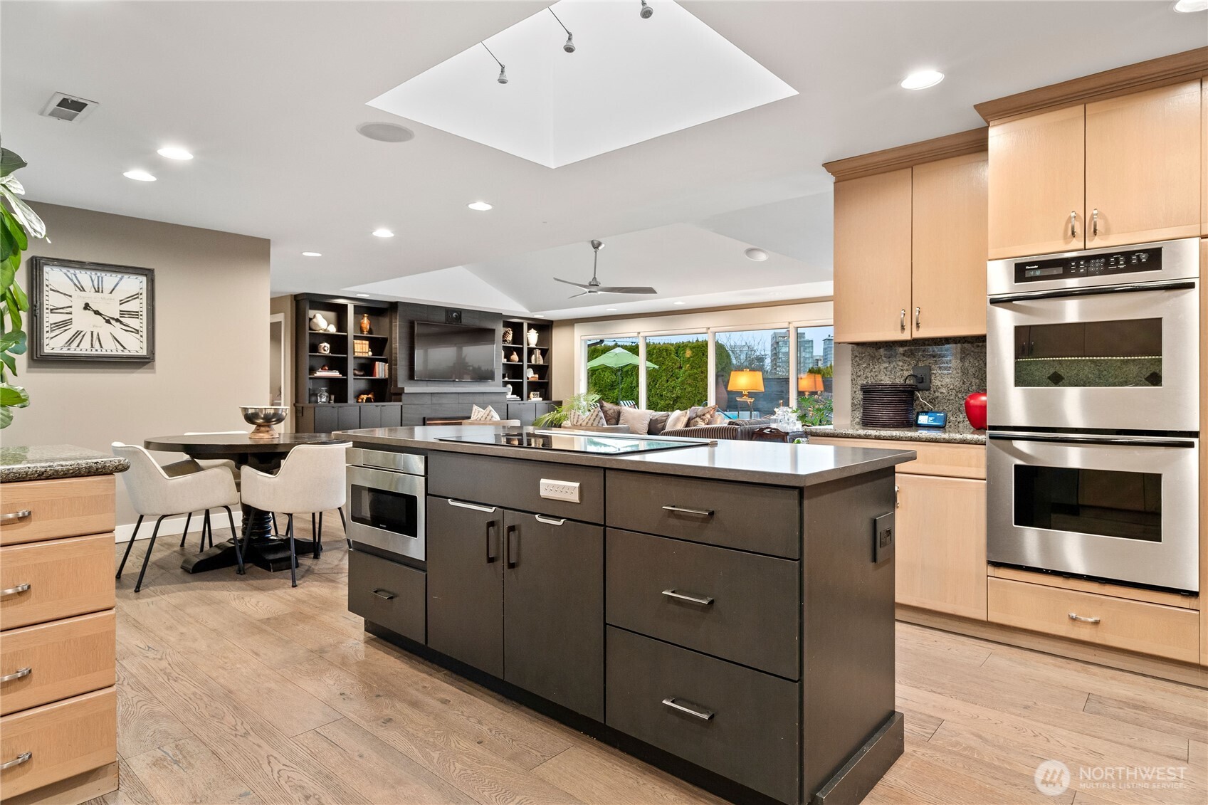 9829 Hilltop Road Bellevue, WA 98004 - Photo 12 of 39