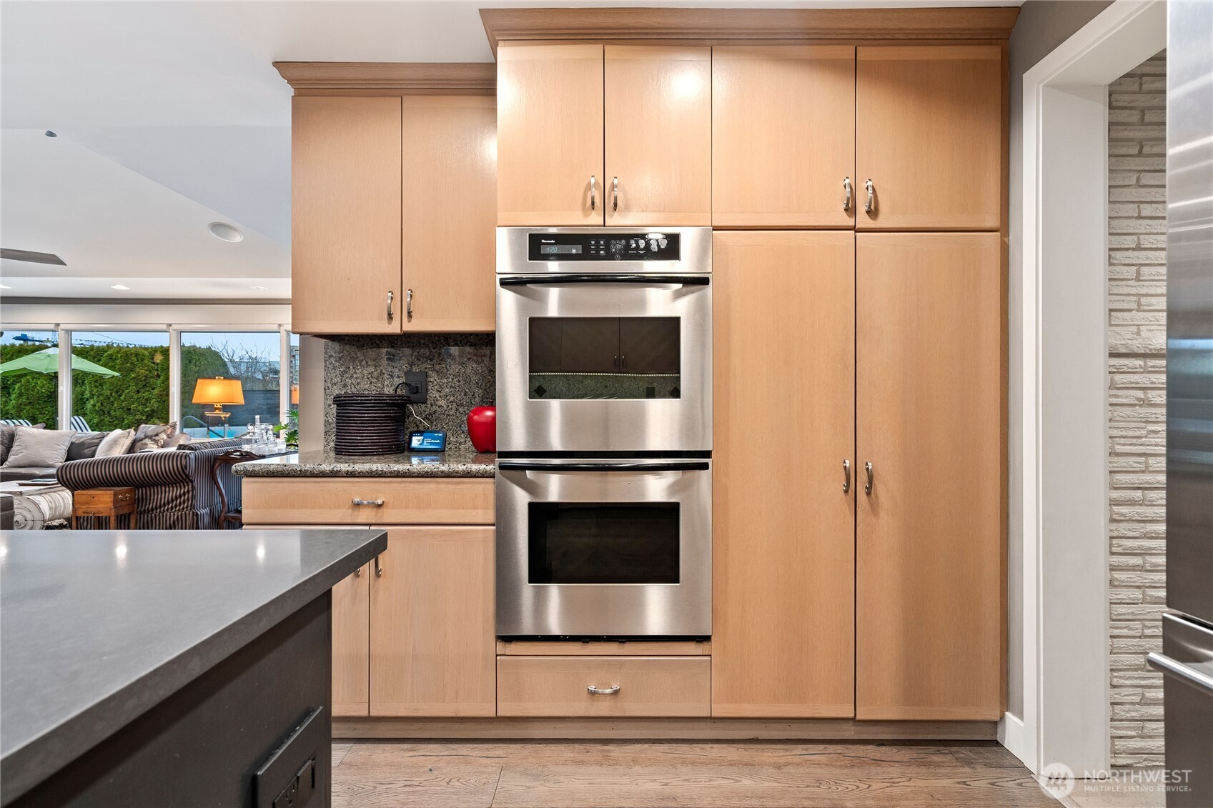 9829 Hilltop Road Bellevue, WA 98004 - Photo 13 of 39