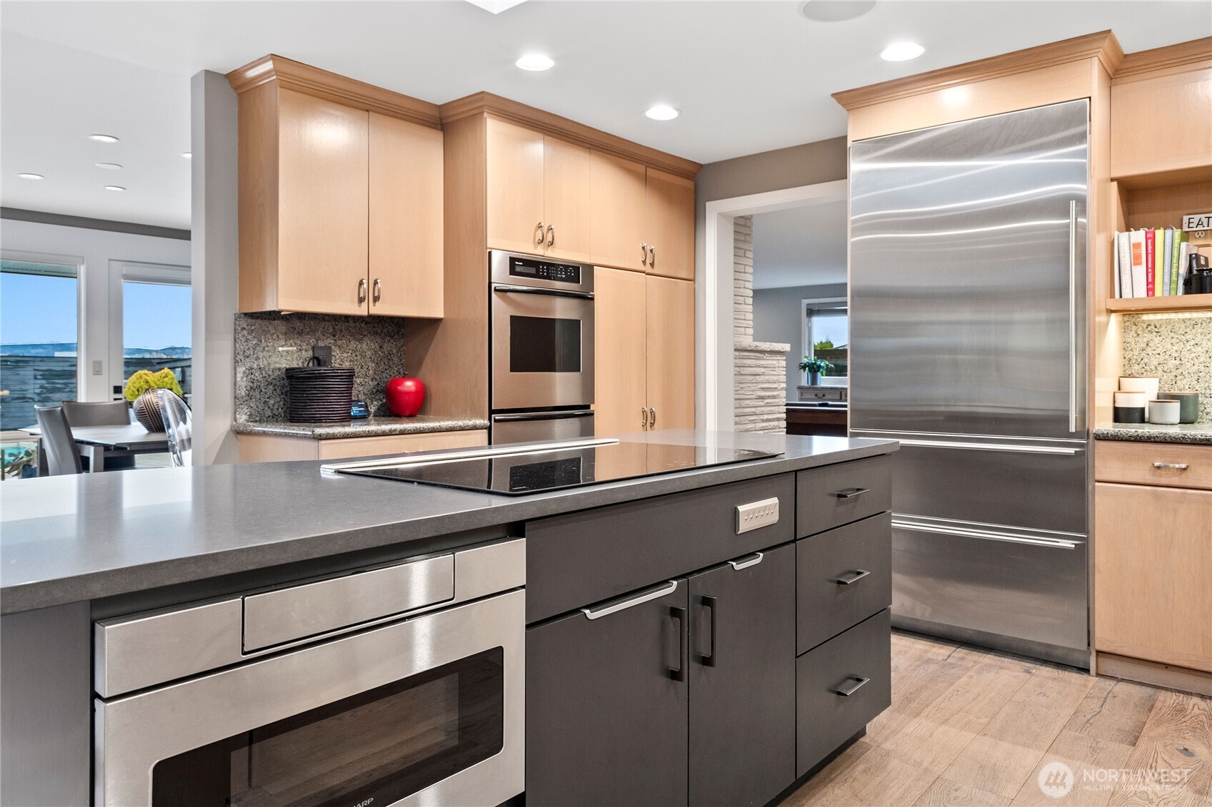 9829 Hilltop Road Bellevue, WA 98004 - Photo 14 of 39