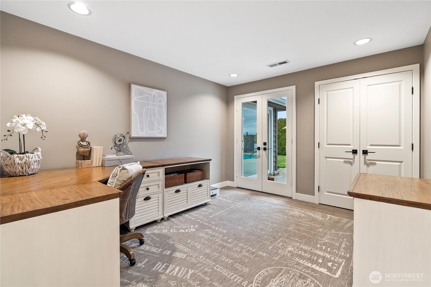 9829 Hilltop Road Bellevue, WA 98004 - Photo 21 of 39