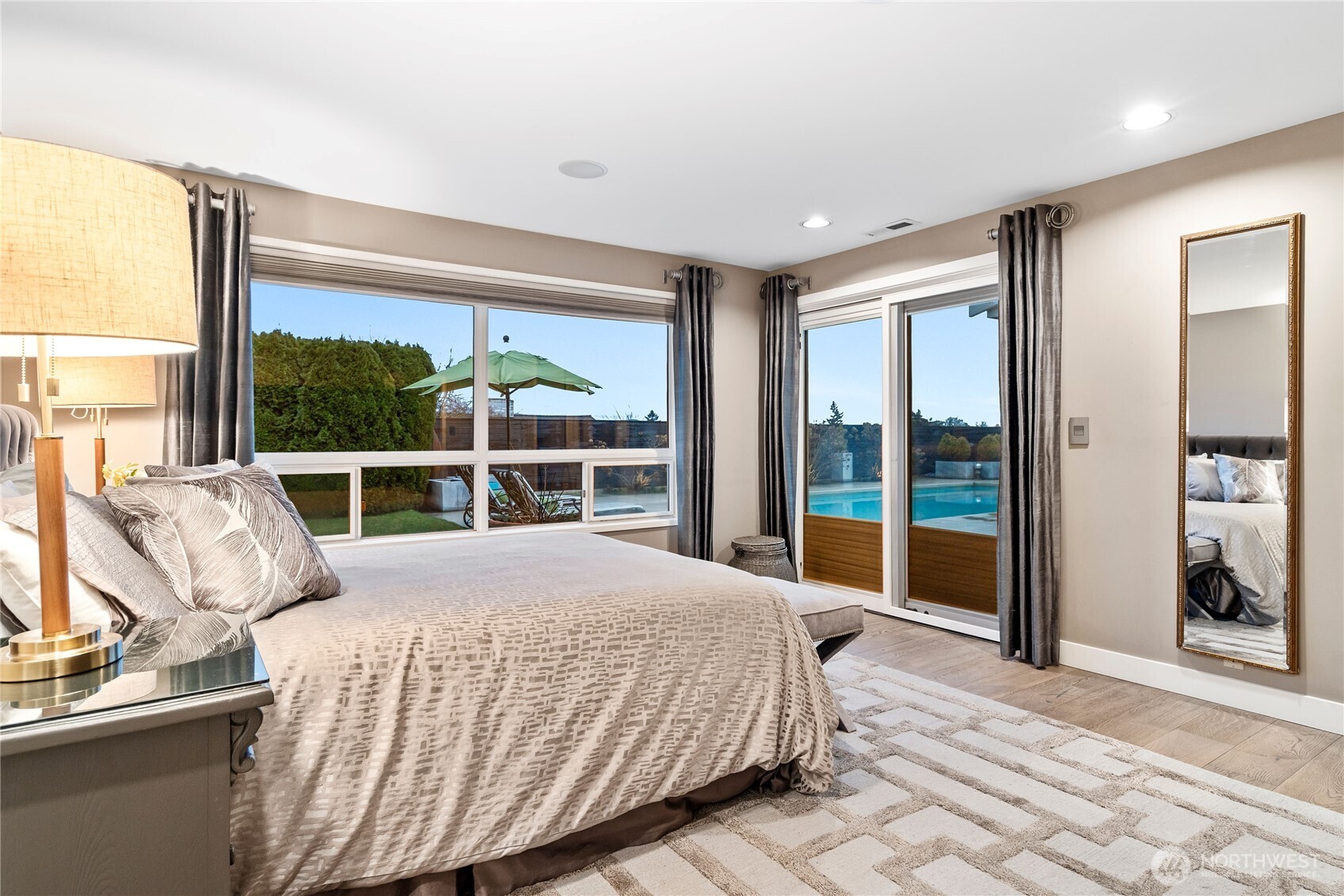 9829 Hilltop Road Bellevue, WA 98004 - Photo 23 of 39