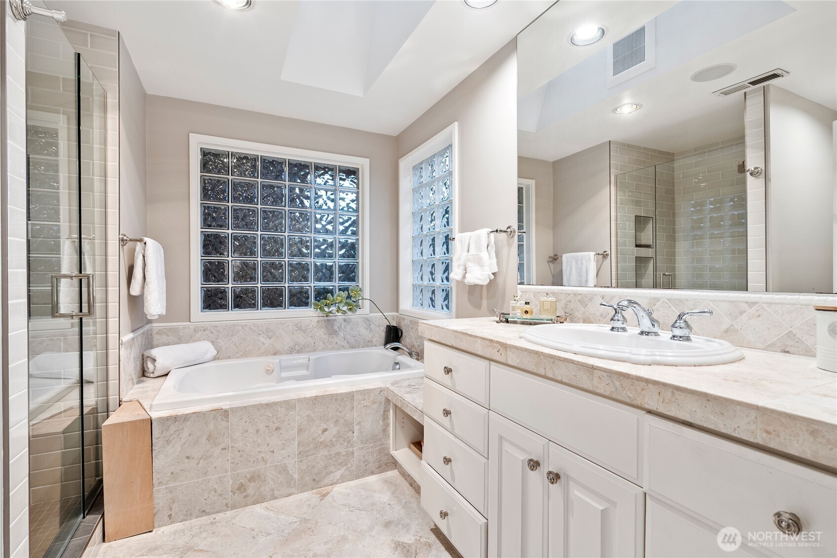 9829 Hilltop Road Bellevue, WA 98004 - Photo 24 of 39