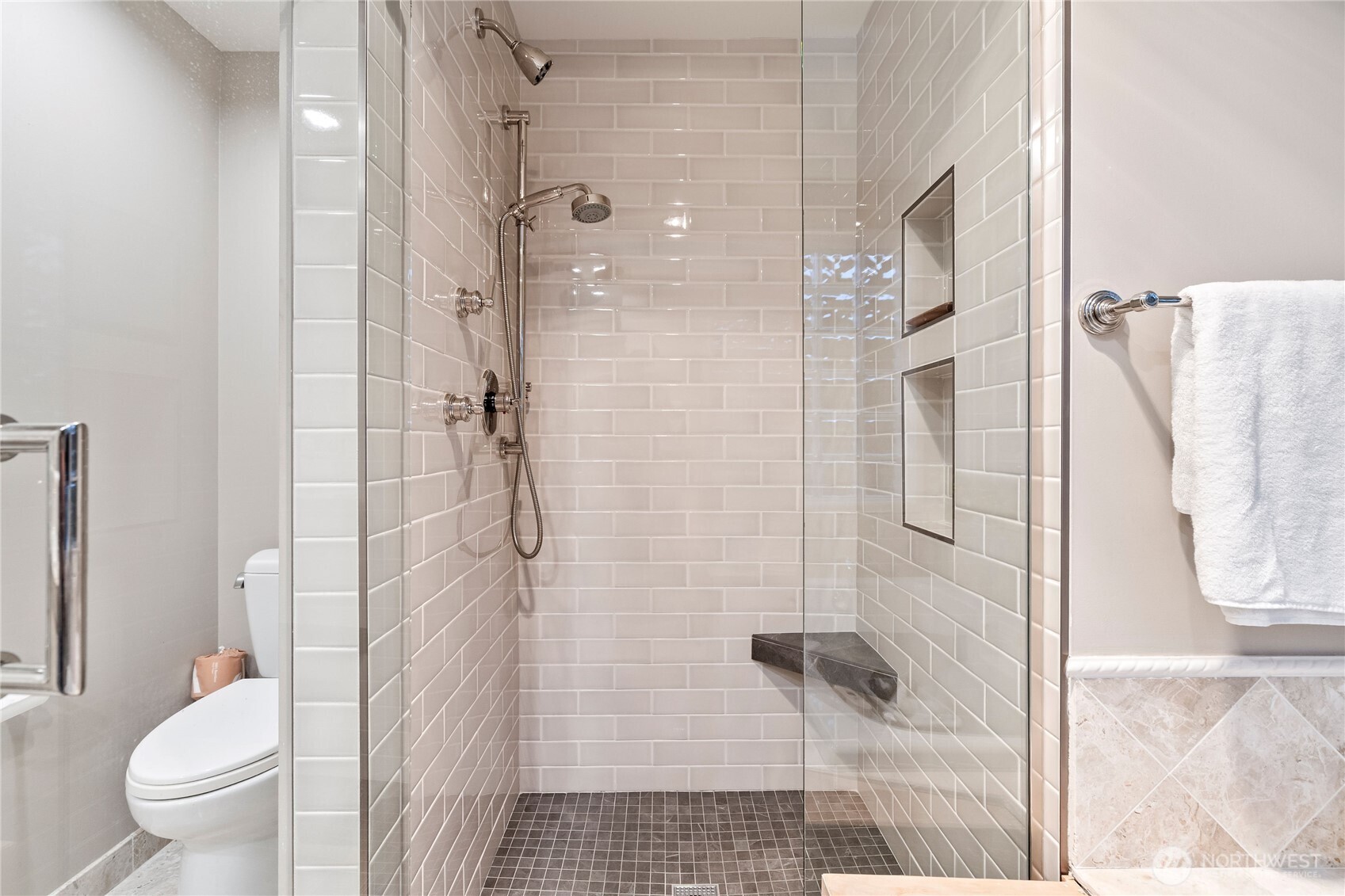 9829 Hilltop Road Bellevue, WA 98004 - Photo 25 of 39