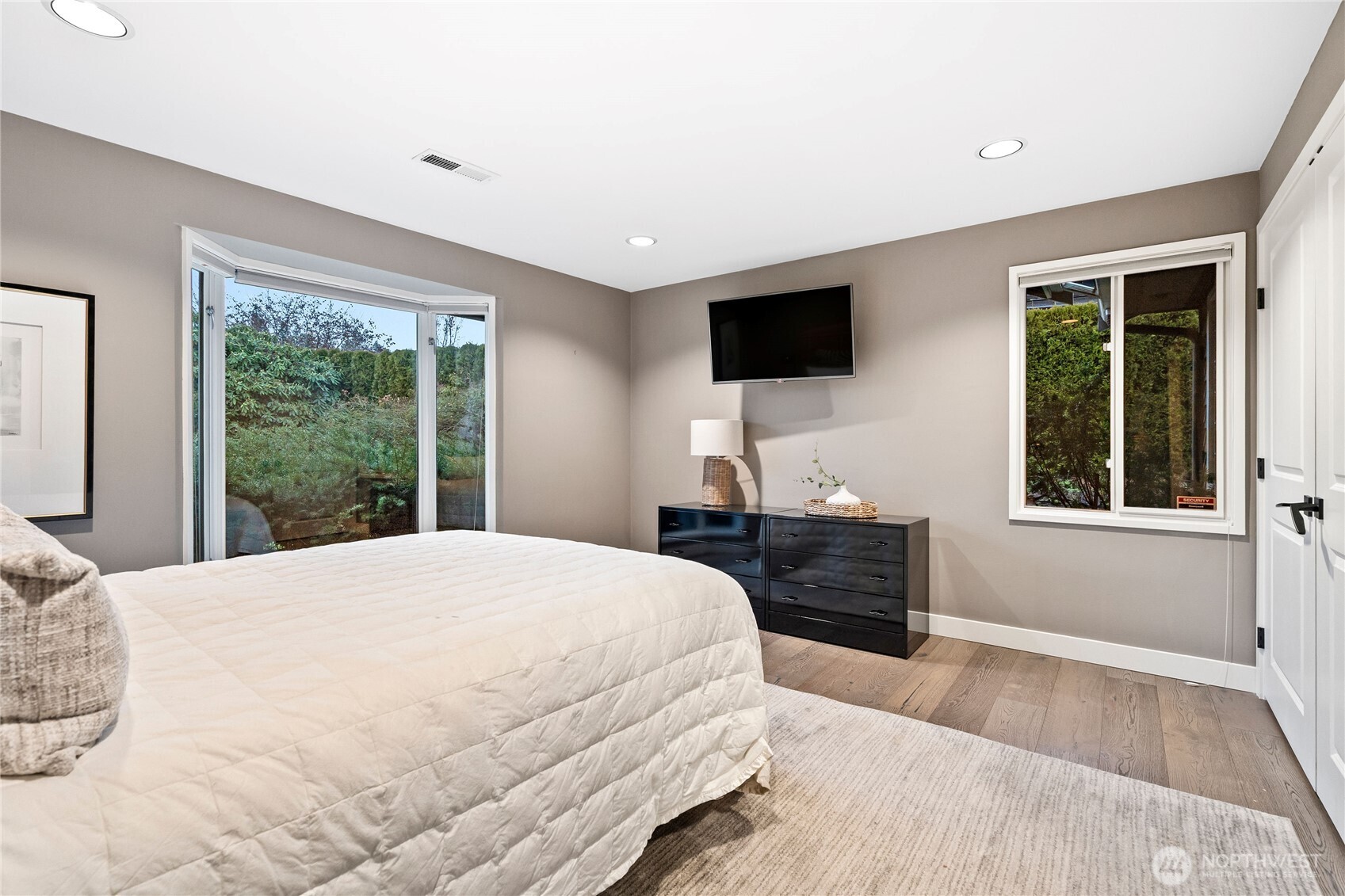 9829 Hilltop Road Bellevue, WA 98004 - Photo 27 of 39