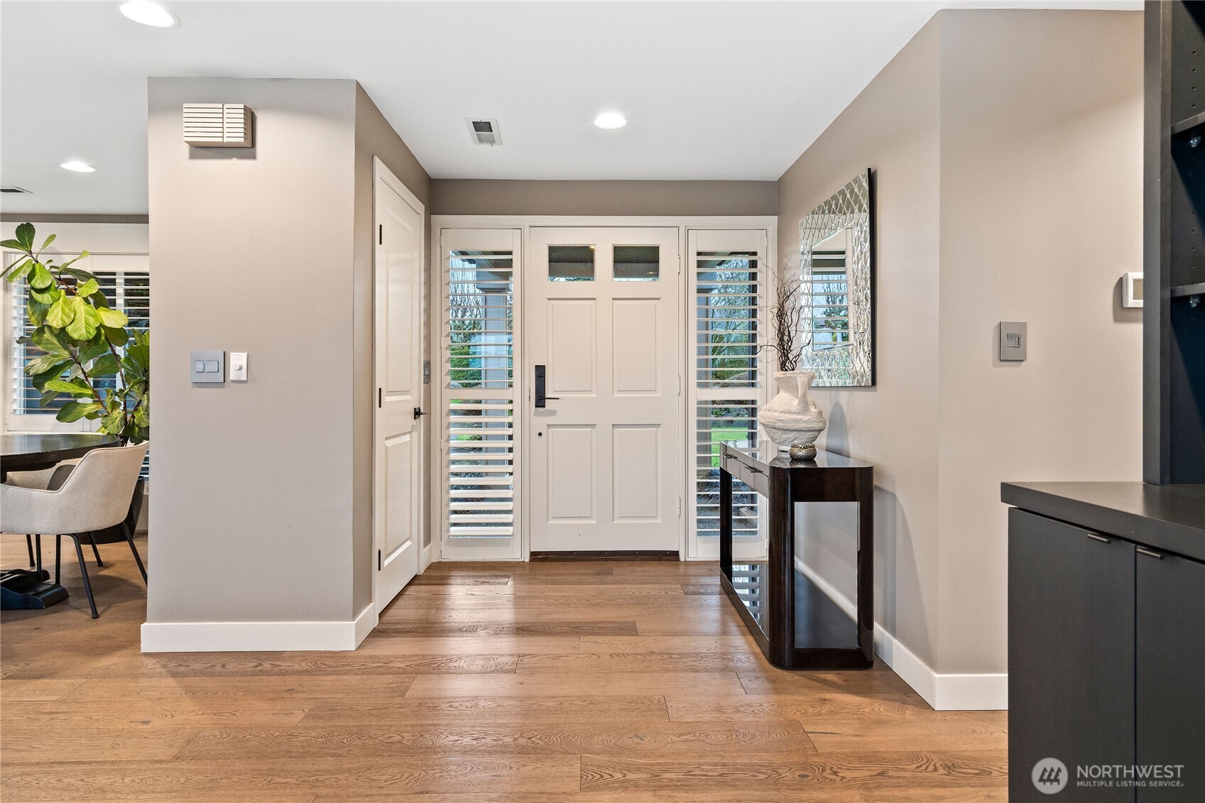 9829 Hilltop Road Bellevue, WA 98004 - Photo 3 of 39