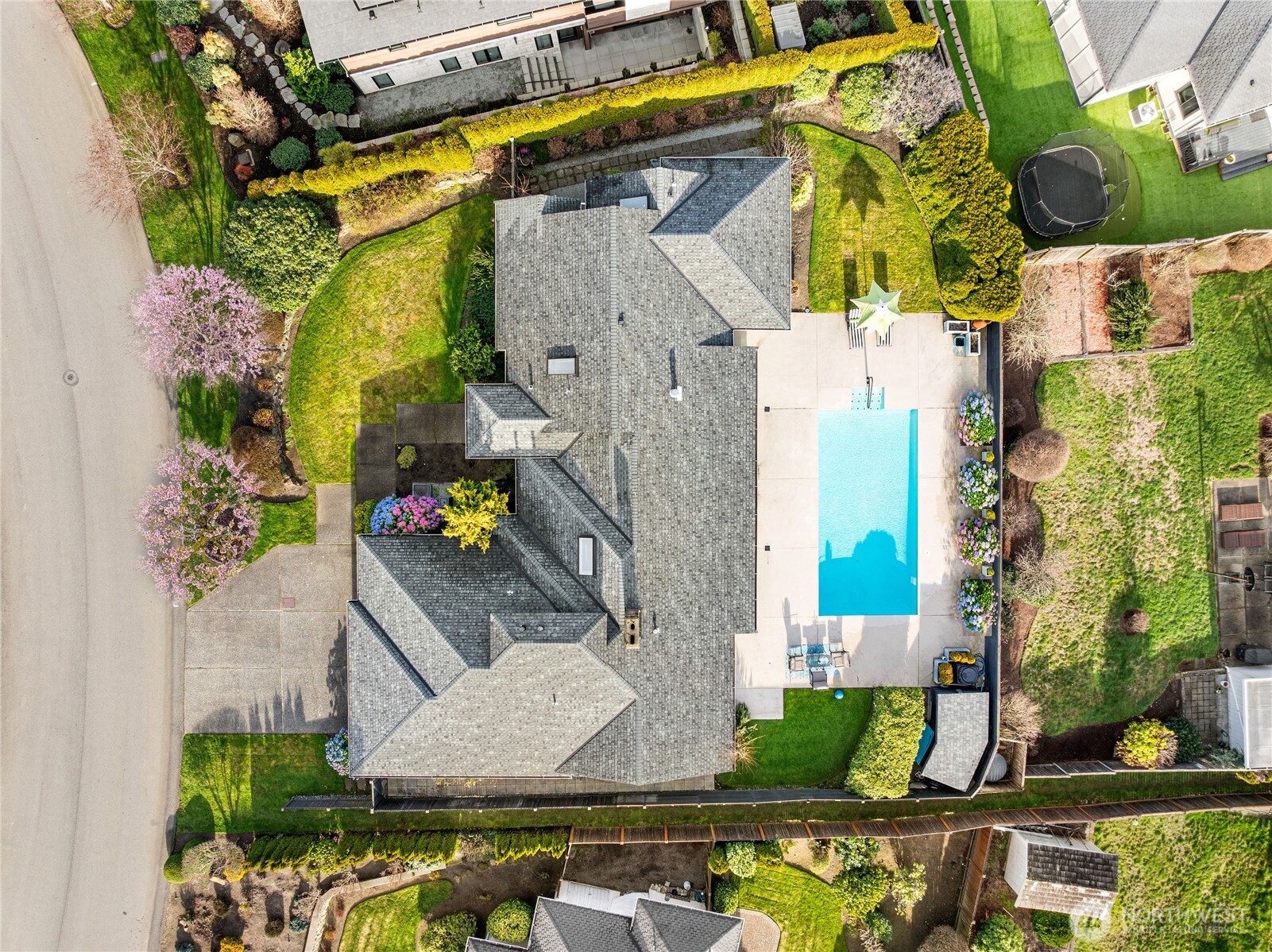 9829 Hilltop Road Bellevue, WA 98004 - Photo 36 of 39