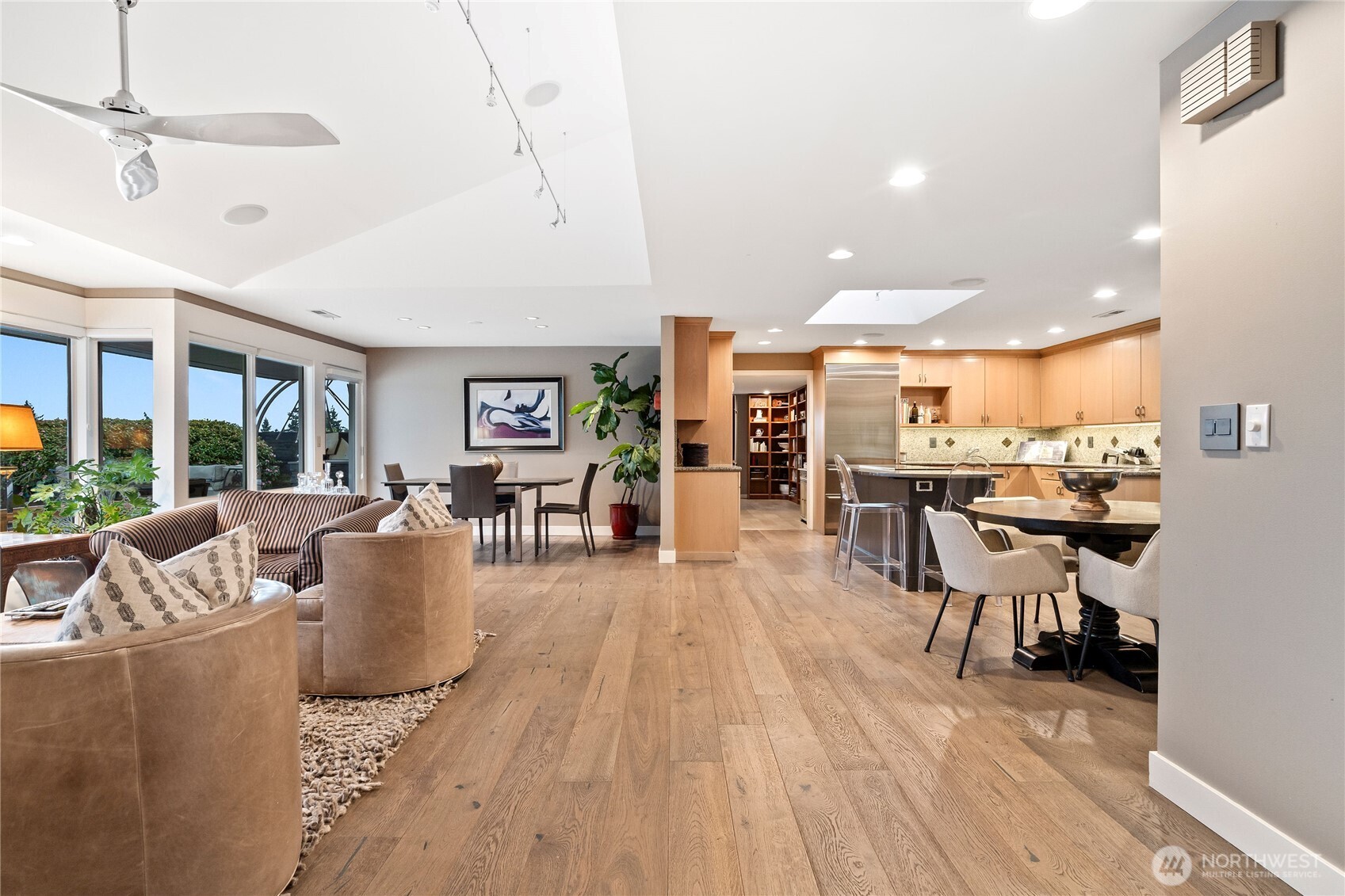 9829 Hilltop Road Bellevue, WA 98004 - Photo 4 of 39