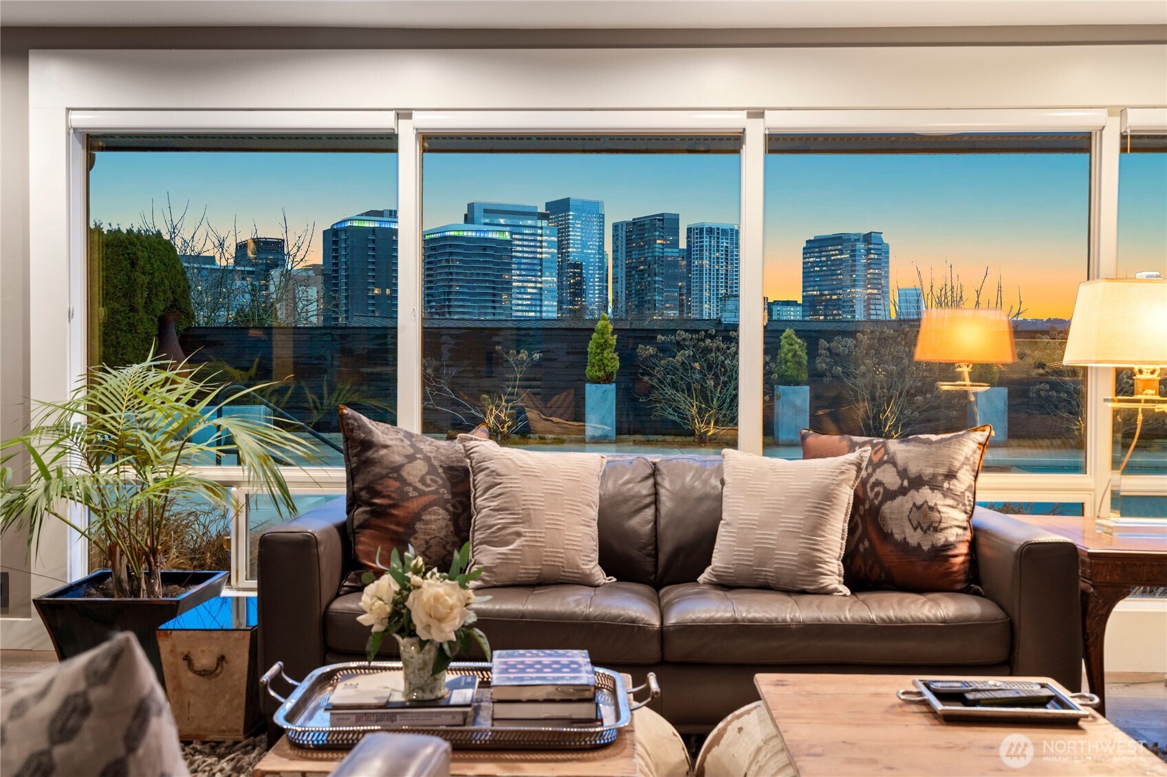 9829 Hilltop Road Bellevue, WA 98004 - Photo 5 of 39