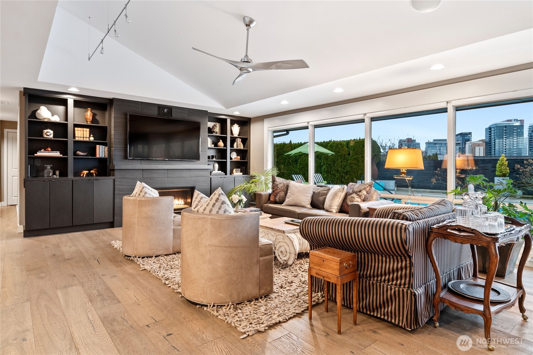 9829 Hilltop Road Bellevue, WA 98004 - Photo 7 of 39