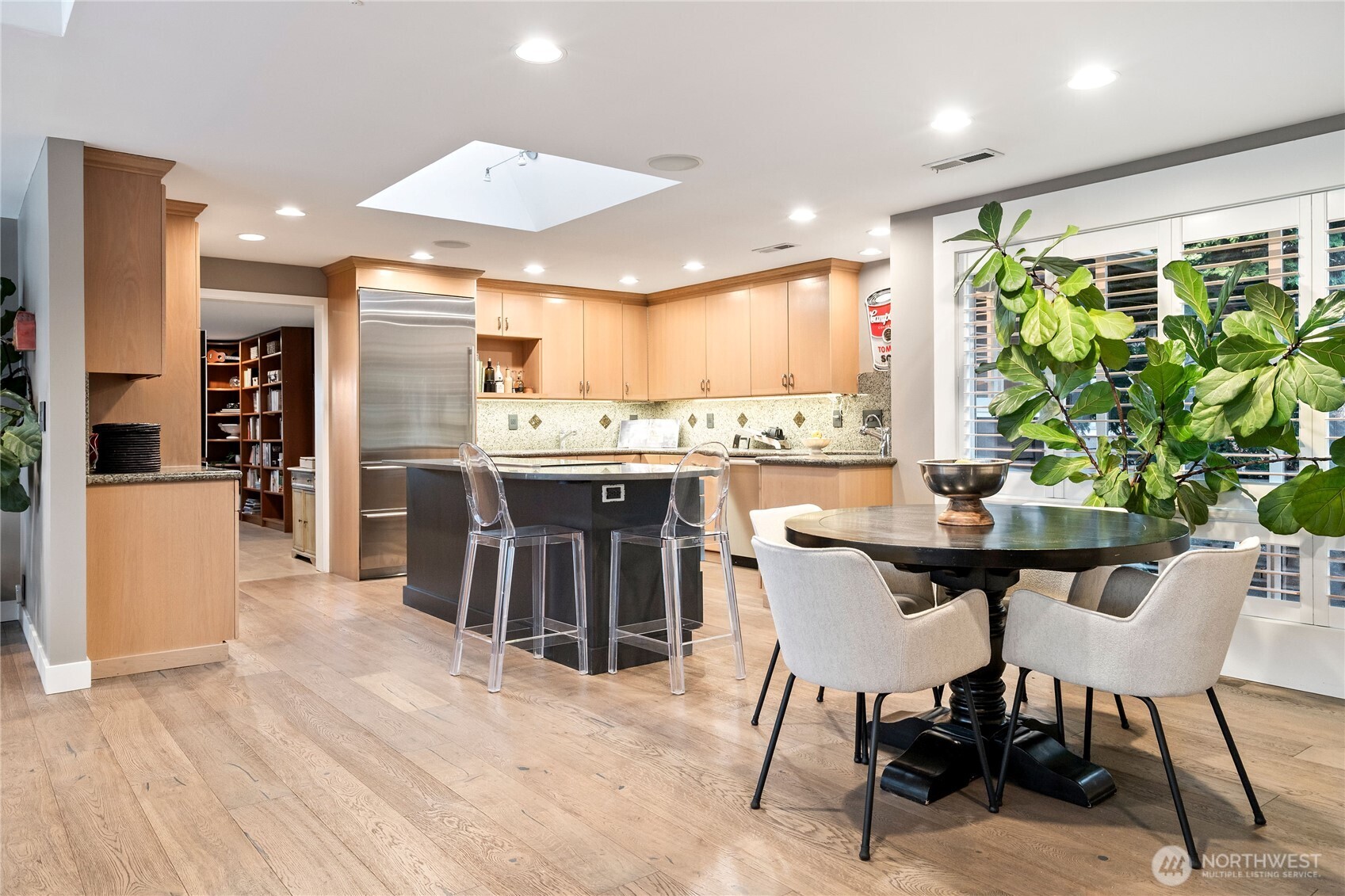 9829 Hilltop Road Bellevue, WA 98004 - Photo 9 of 39