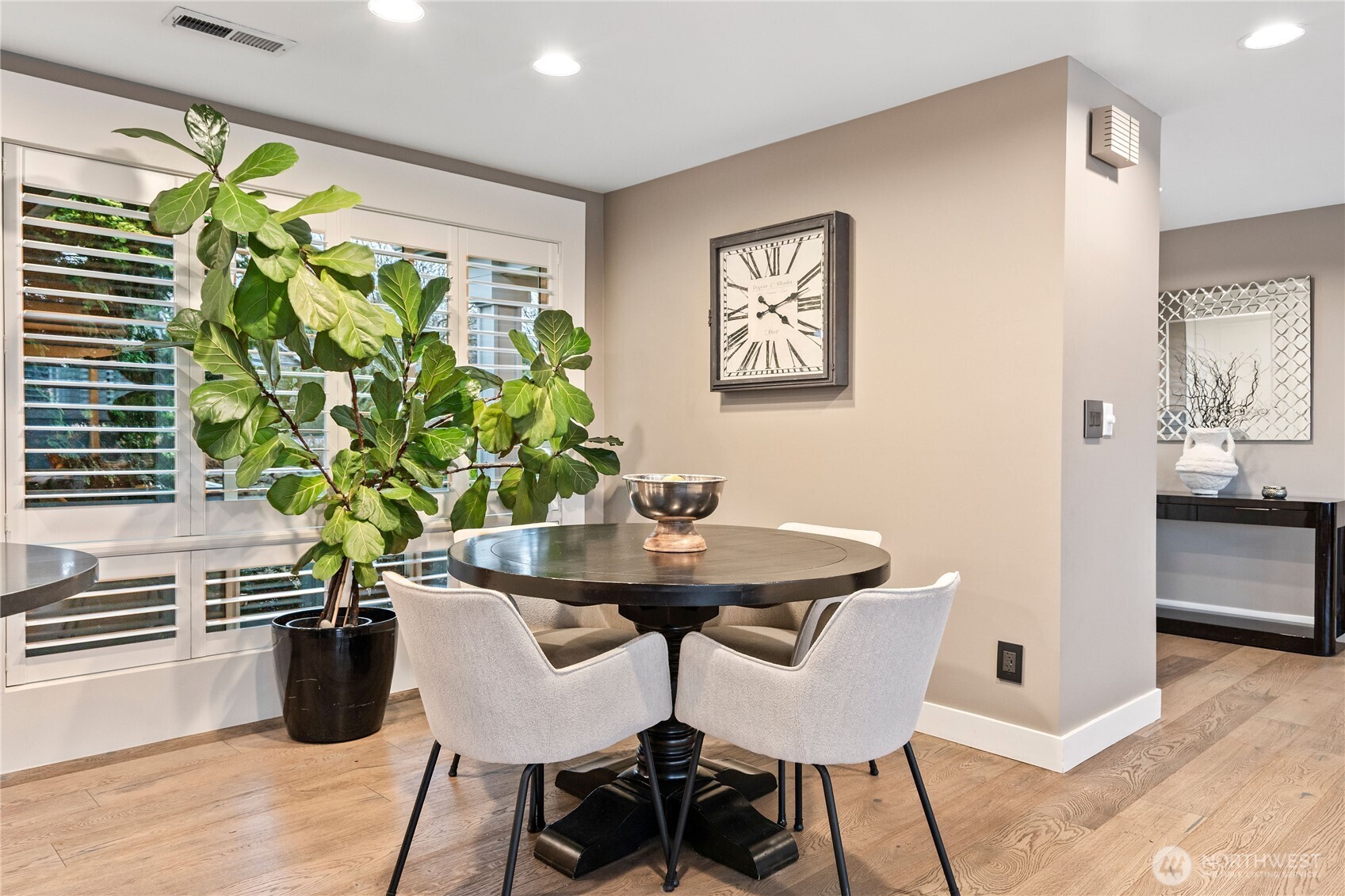 9829 Hilltop Road Bellevue, WA 98004 - Photo 10 of 39