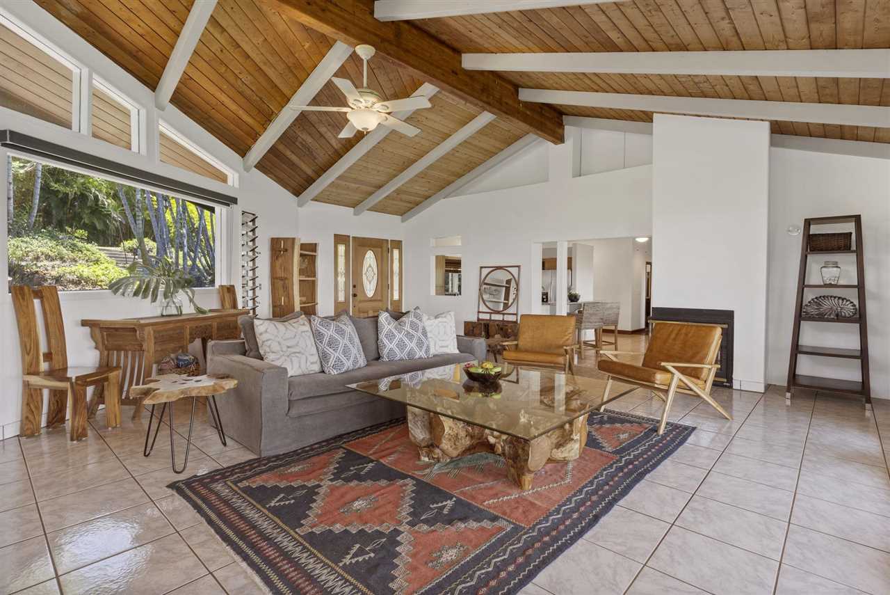 2560 Kokomo Road Haiku, HI 96708 - Photo 20 of 30 a living room with furniture