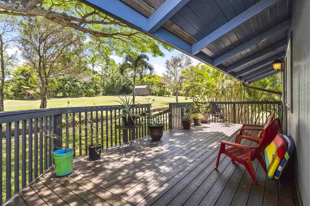 2560 Kokomo Road Haiku, HI 96708 - Photo 28 of 30 a view of a chairs and table in the patio