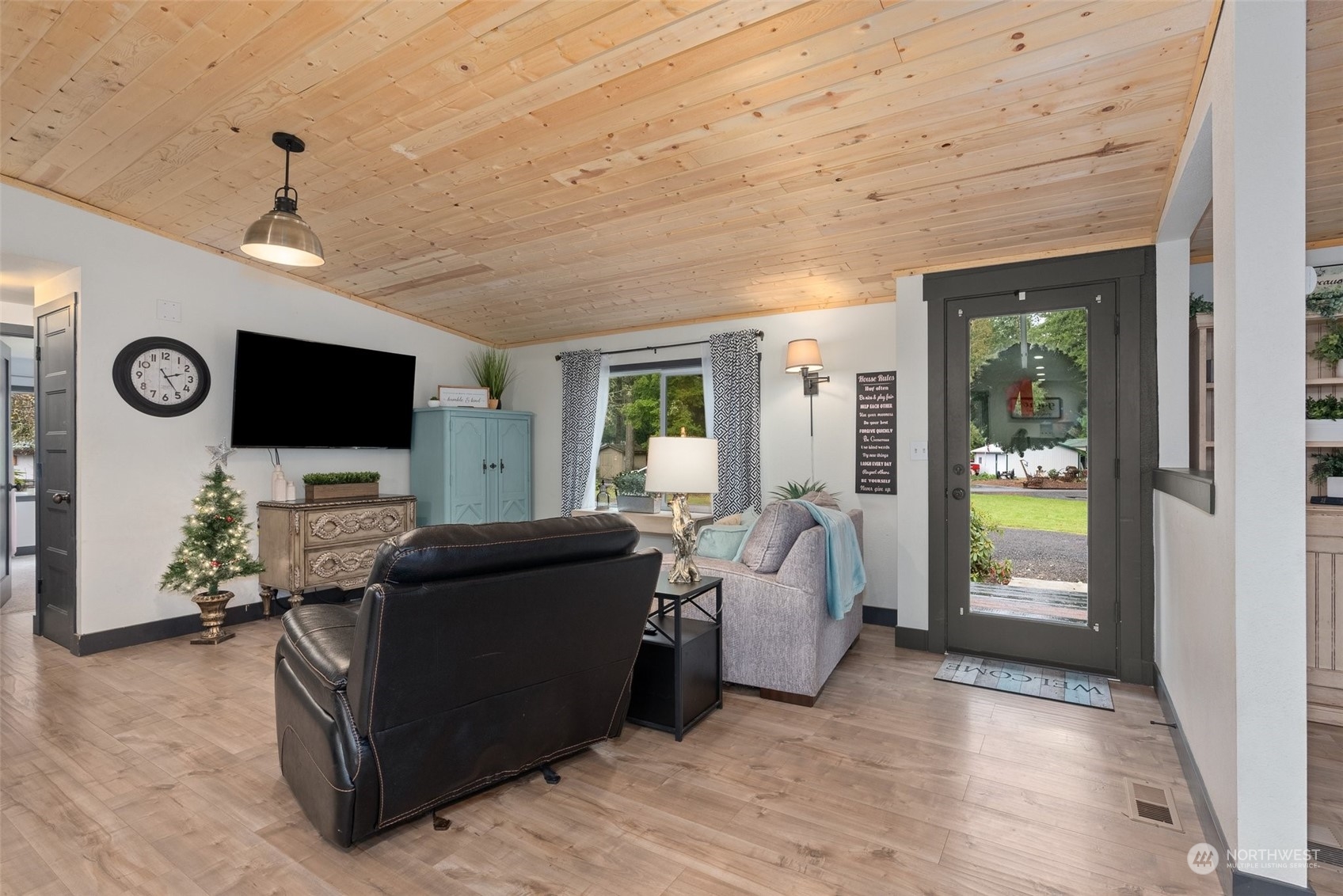454 Harmon Road, Unit 11 Chehalis, WA 98532 - Photo 5 of 28 a living room with furniture and a flat screen tv