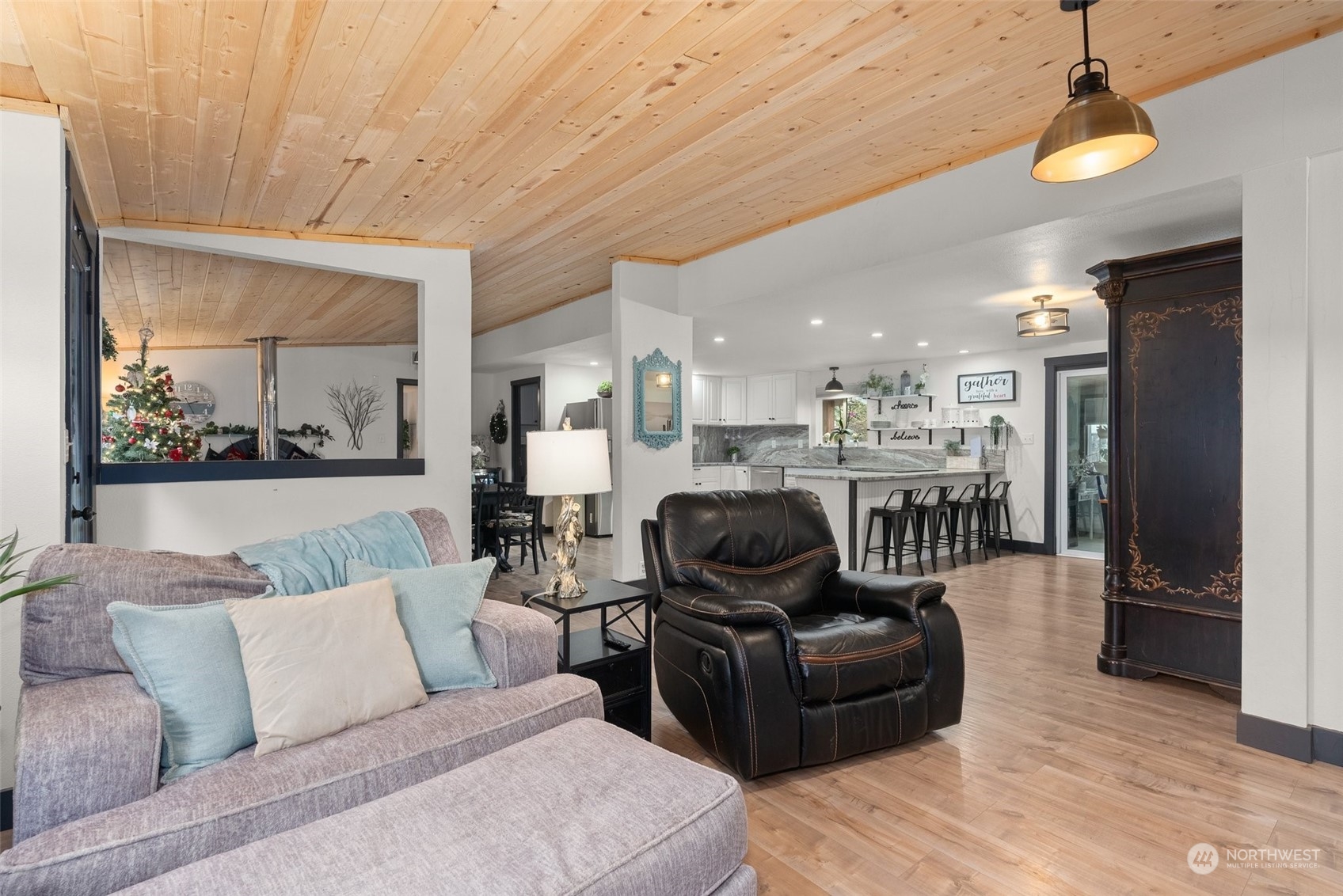 454 Harmon Road, Unit 11 Chehalis, WA 98532 - Photo 6 of 28 a living room with furniture and a chandelier