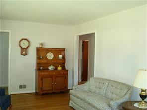 109 Burbank Road Indianapolis, IN 46219 - Photo 4 of 20 Gallery Image 4