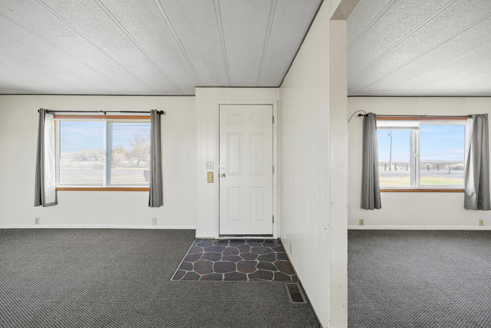 8306 Homedale Road Klamath Falls, OR 97603 - Photo 17 of 52 8216HomedaleRd-1