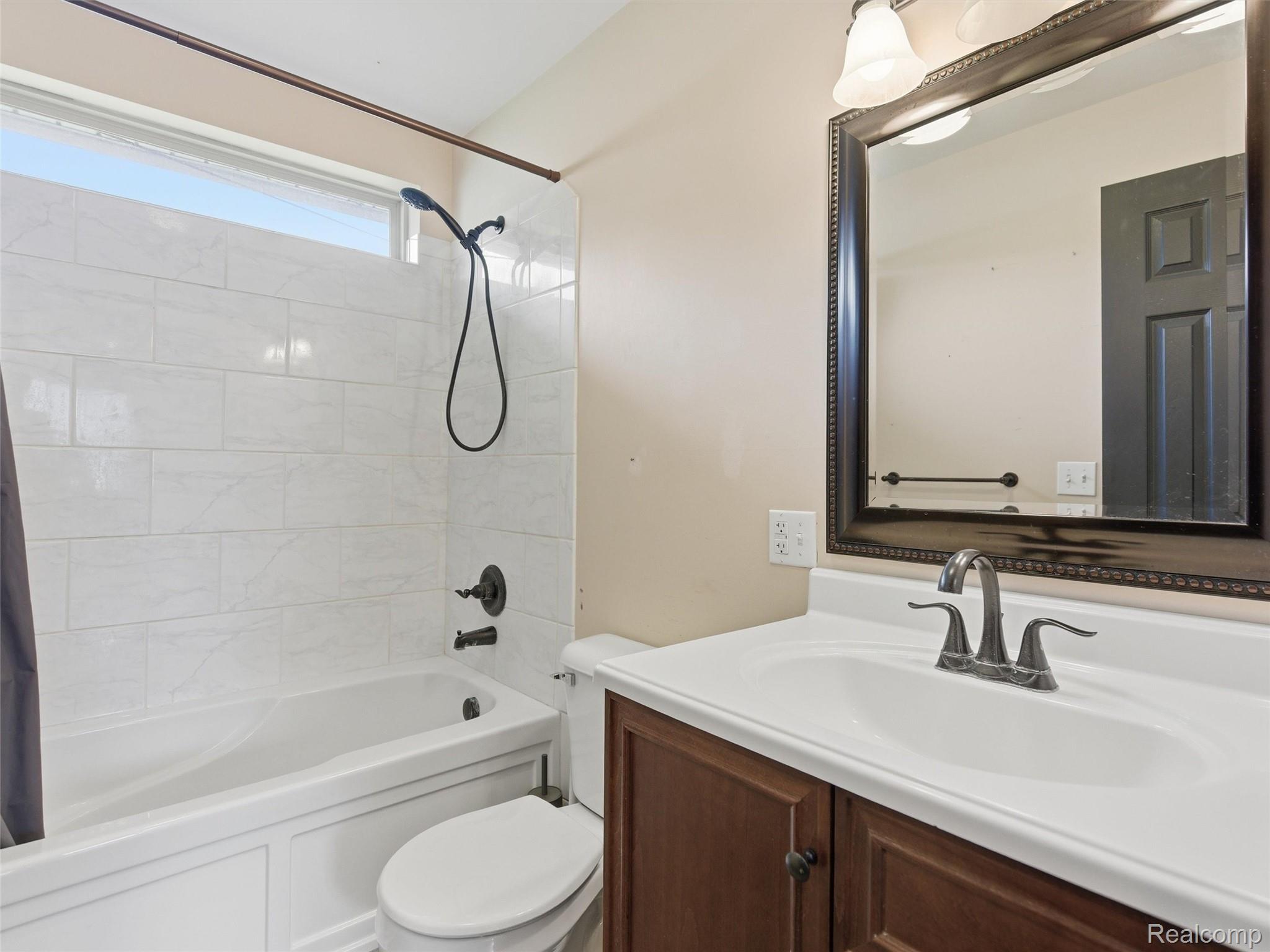 357 North Hospital Road Waterford, MI 48327 - Photo 16 of 33 Beautifully finished Full Bath