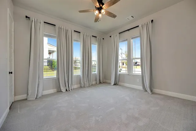 a view of empty room with window
