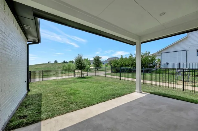 a view of a back yard