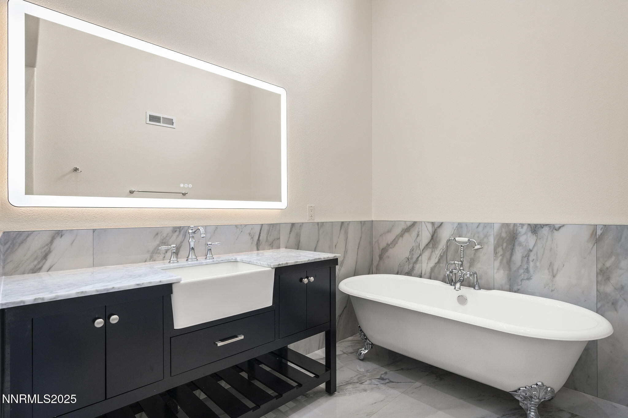 3653 Spirit Bluff Court Reno, NV 89511 - Photo 28 of 46 a bathroom with a bathtub a sink and mirror