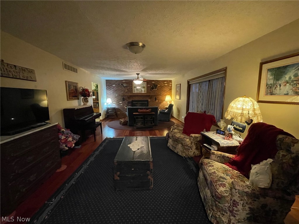 458 Cross Road Belpre, OH 45714 - Photo 18 of 34 Living Room