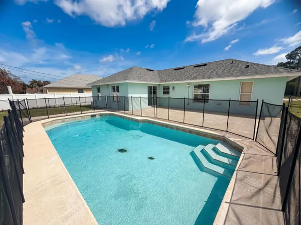 a view of a house with a backyard
