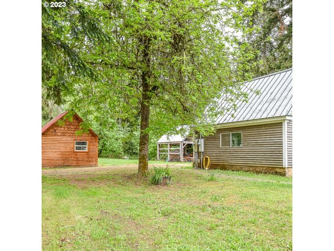 72717 London Road Cottage Grove, OR 97424 - Photo 34 of 41 a house view with a garden space