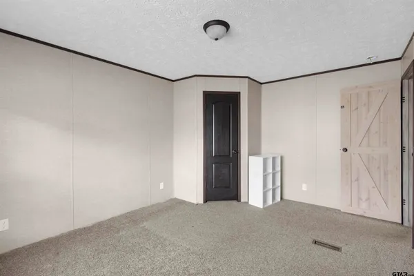 a view of a livingroom with furniture and a ceiling fan