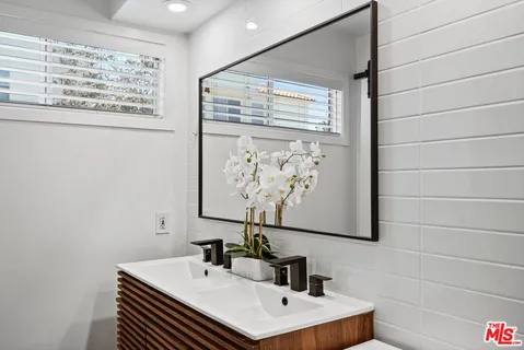 $499,000 | 11230 Peach Grove Street, Unit 208, Los Angeles, CA 91601