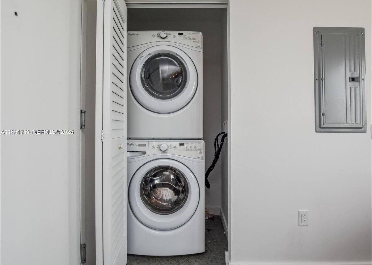 151 Southeast 1st Street, Unit 2104 Miami, FL 33131 - Photo 14 of 29 a utility room with dryer and washer