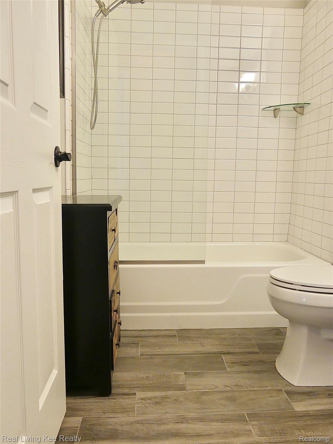 1355 Autumn Lane Rochester, MI 48306 - Photo 29 of 40 Remodeled full bath upstairs