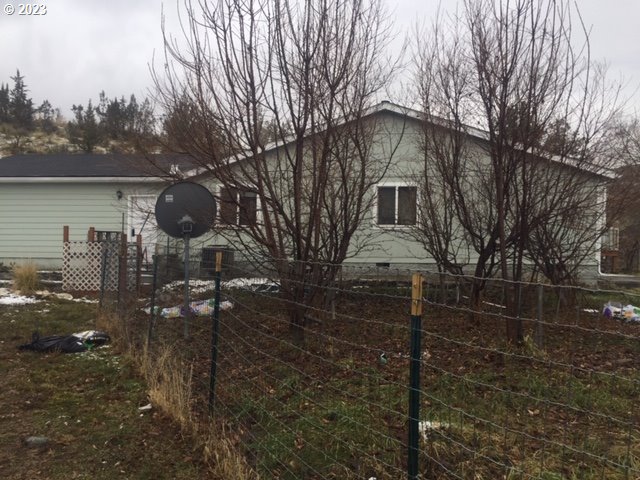 210 Quail Drive Spray, OR 97874 - Photo 2 of 6 a front view of a house with garden