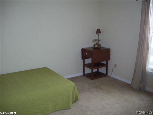 2925 Shiloh Church Road Midlothian, VA 23112 - Photo 8 of 11 a room with a table and a chair