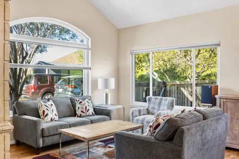 $1,250,000 | 218 Windsor Drive, Petaluma, CA 94952