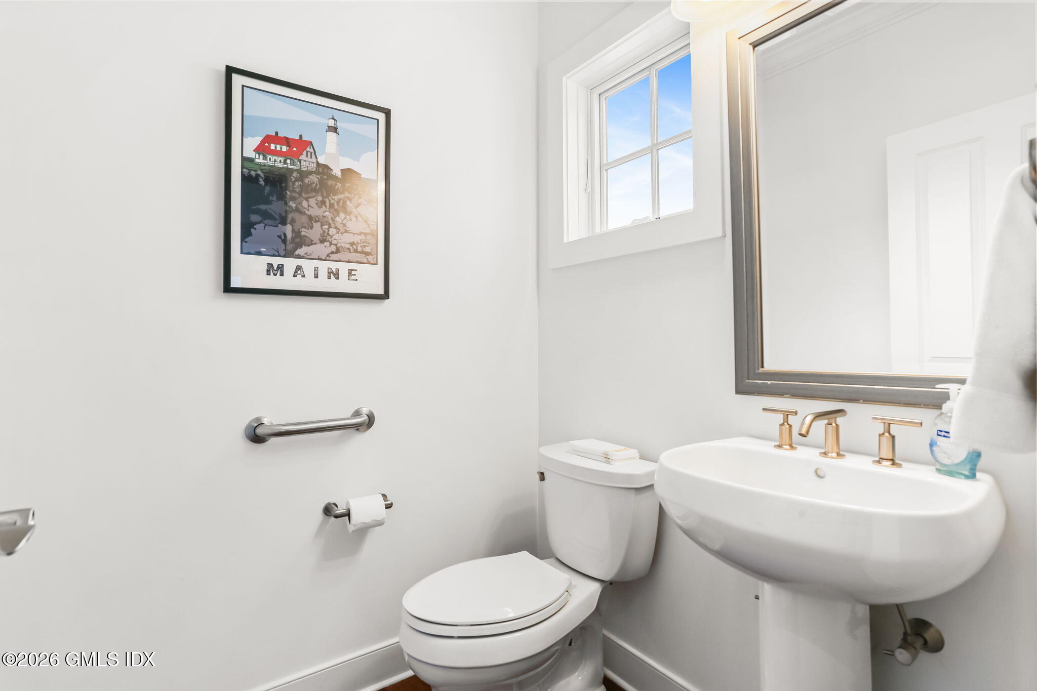 77 Havemeyer Lane, Unit 58 Stamford, CT 06902 - Photo 17 of 40 a bathroom with a toilet a sink and mirror