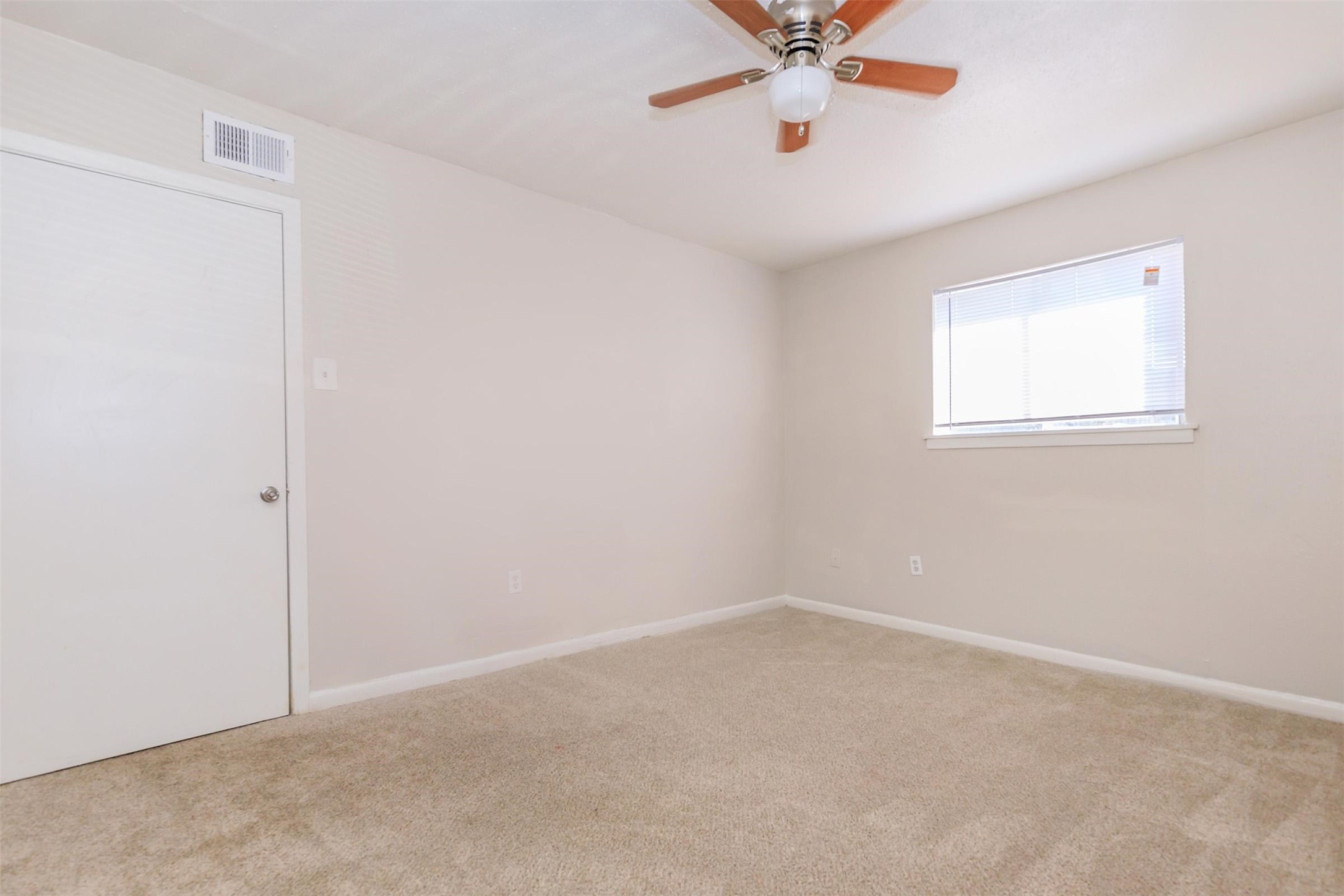 8271 Stone Street, Unit 7512 Houston, TX 77061 - Photo 5 of 21 a view of an empty room with a window