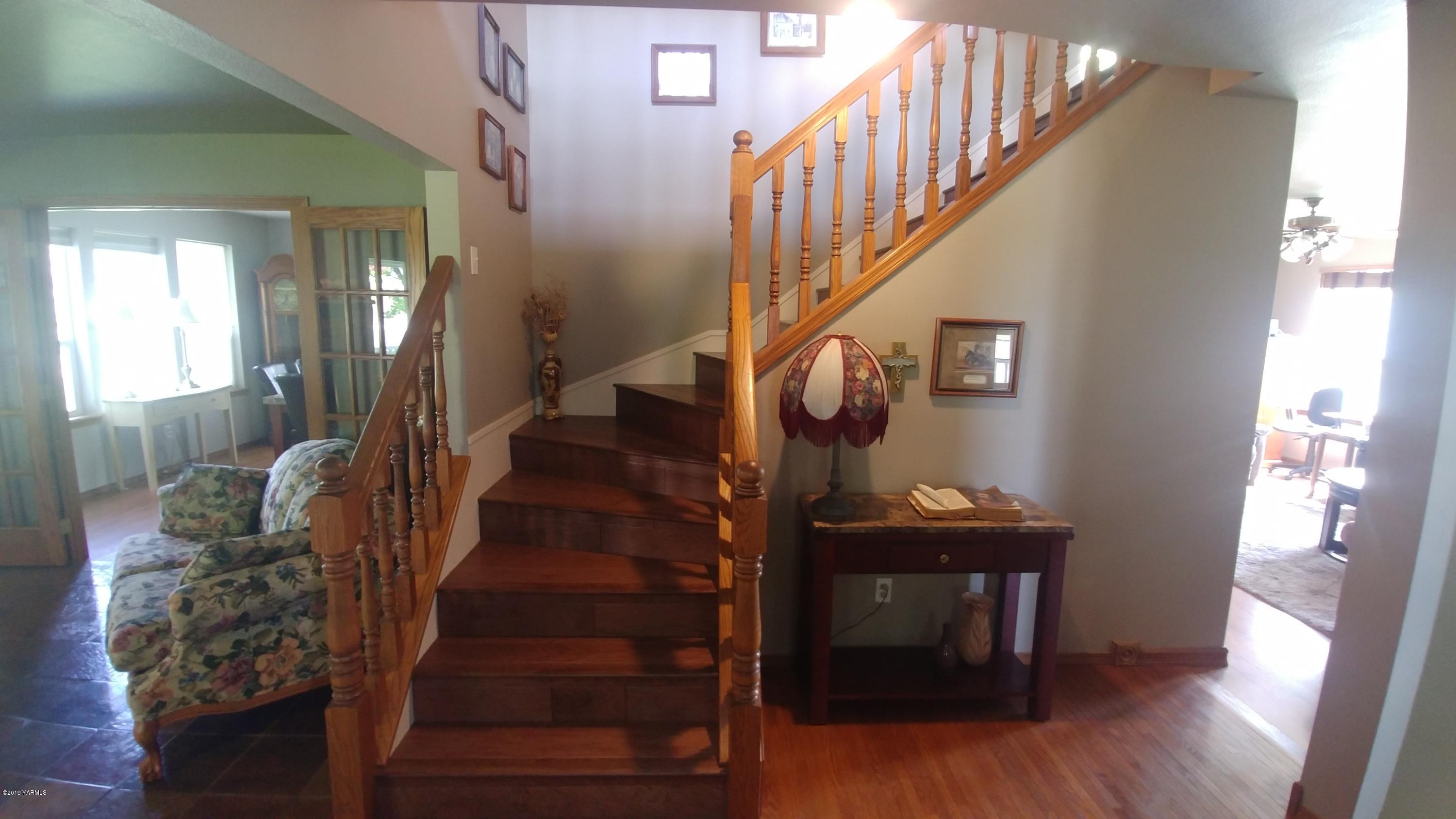 2001 Moore Road Yakima, WA 98908 - Photo 2 of 36 a view of entryway and hall with wooden floor