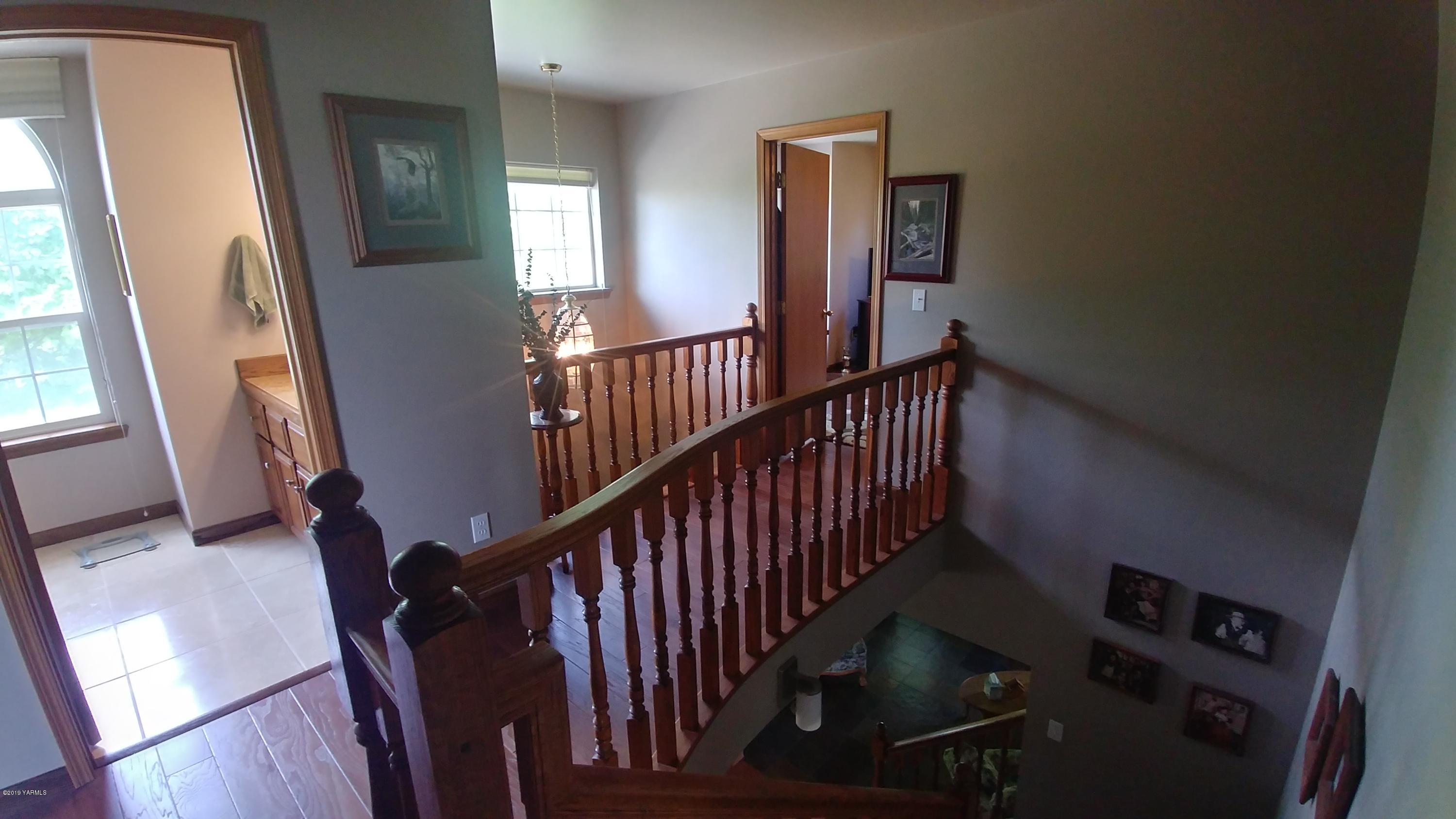 2001 Moore Road Yakima, WA 98908 - Photo 12 of 36 a view of entryway and hall with wooden floor