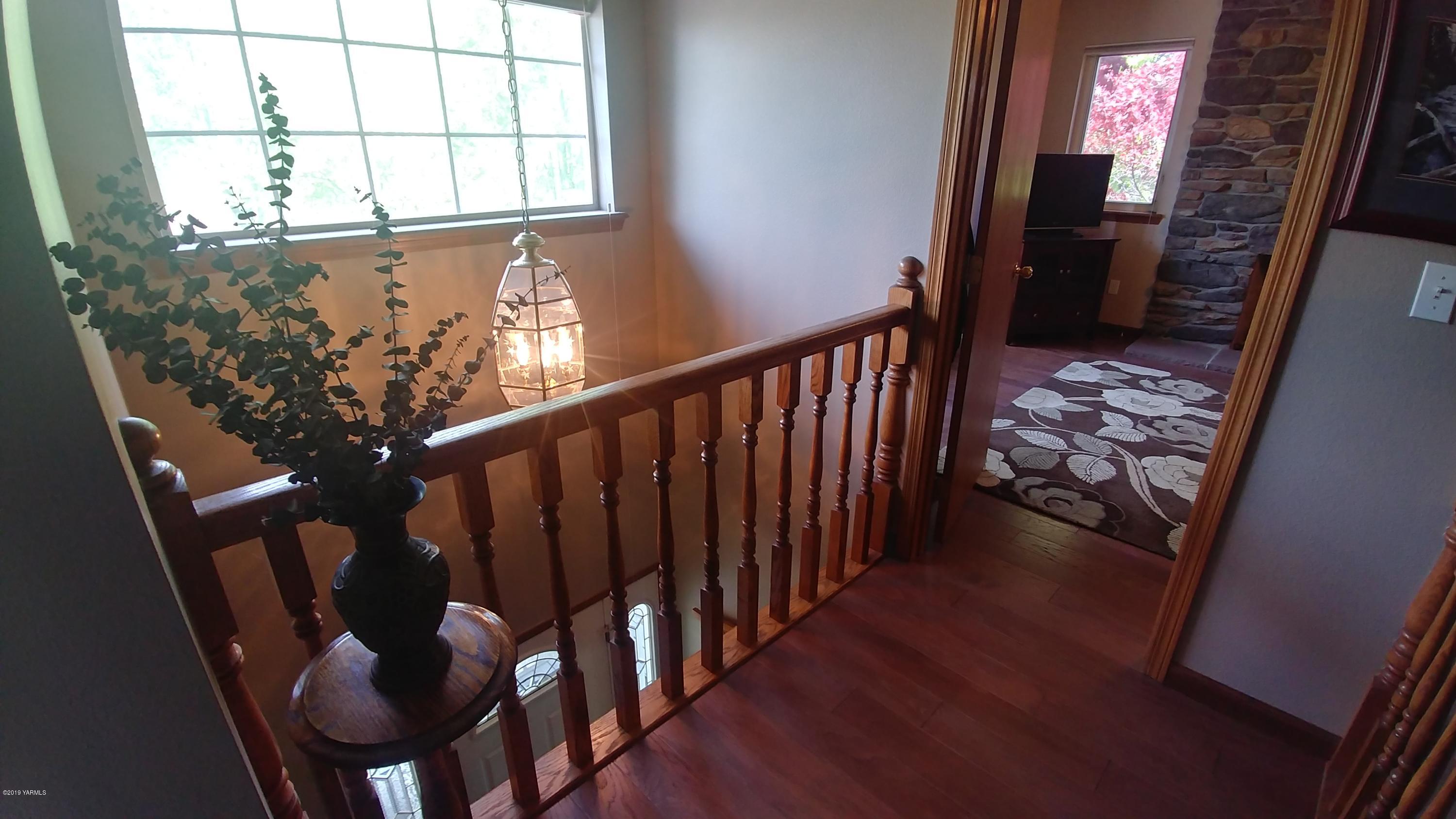 2001 Moore Road Yakima, WA 98908 - Photo 13 of 36 a view of a balcony